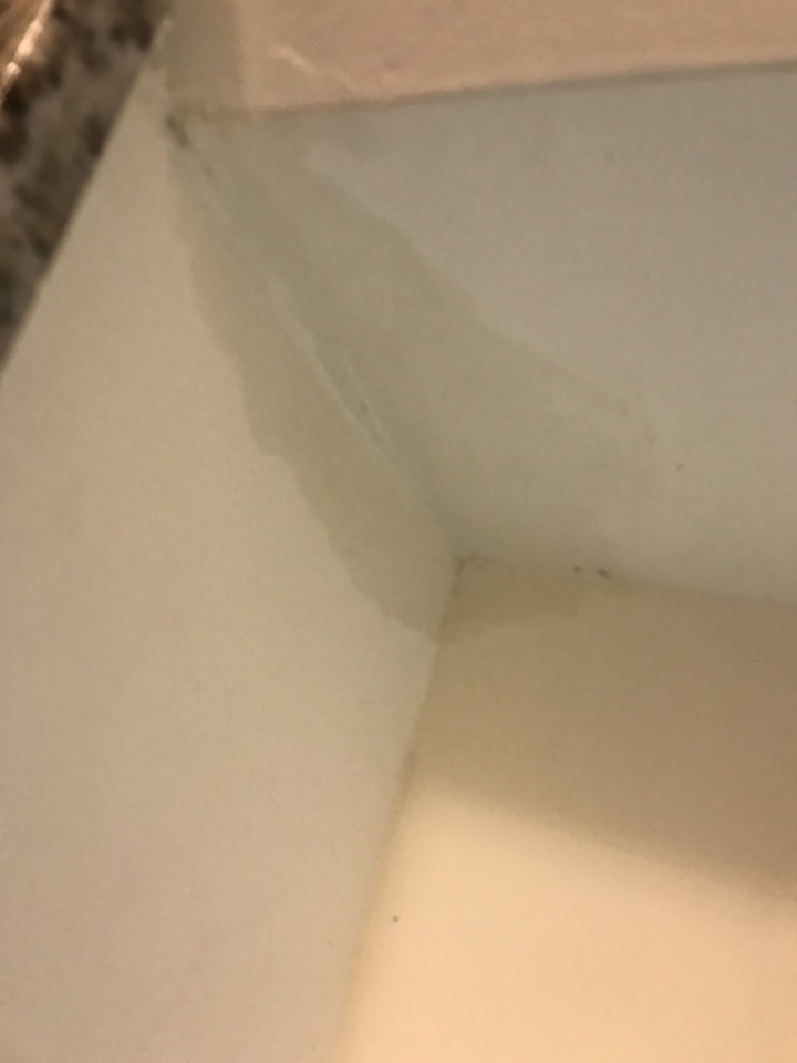 浴室滲水到樓梯底部?大理石都滲水變色了