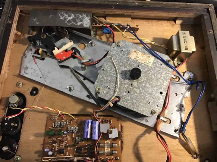 黑膠唱片機 接電不會轉 求救
