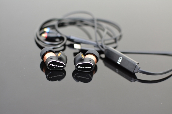 當Lightning遇上MMCX可換顯耳機--FiiO iRC-MMCX MFI認證升級線