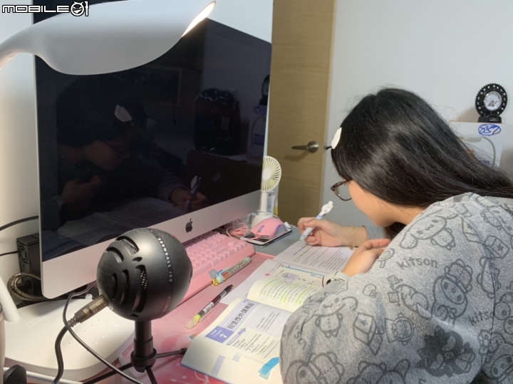 臻光彩小太陽護眼LED觸控檯燈（從來沒看書超過３０分鐘的小妹妹，看了１個小時）
