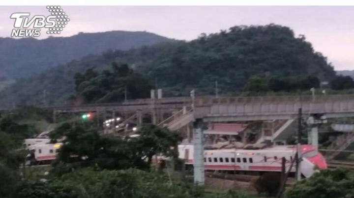 驚 ! 台鐵普悠瑪號宜蘭出軌已知17死30餘傷