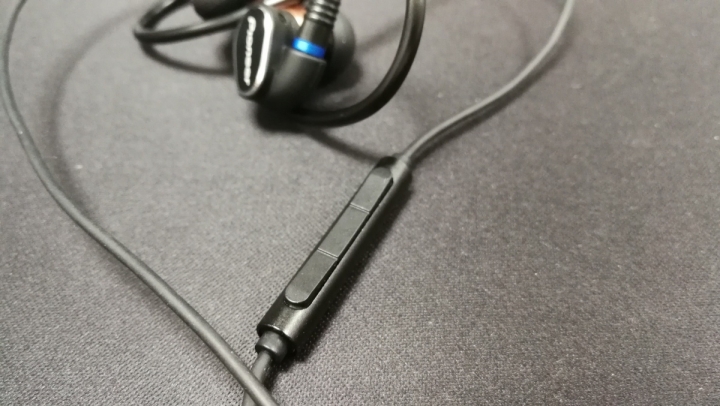 當Lightning遇上MMCX可換顯耳機--FiiO iRC-MMCX MFI認證升級線