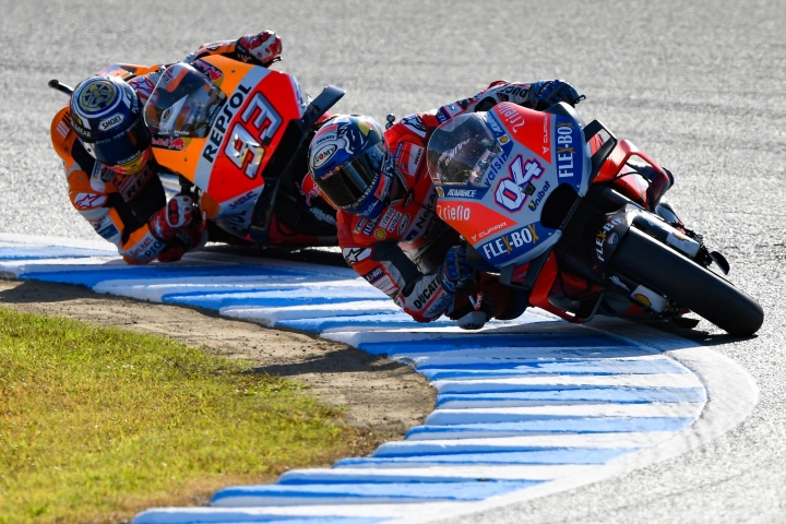 【MotoGP】 澳洲站-從第九位起跑的 Dovizioso 也趁前方的亂流衝到第二,再次形成與 Marquez 熟悉的競爭畫面 【MotoGP】 澳洲站-從第九位起跑的 Dovizioso 也趁前方的亂流衝到第二,再次形成與 Marquez 熟悉的競爭畫面