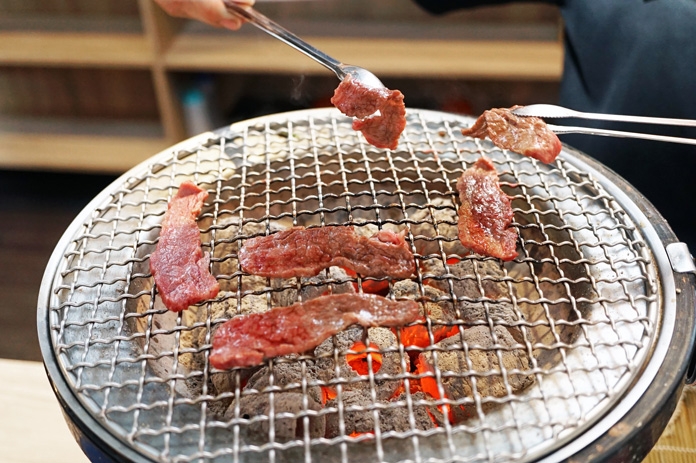 【台南燒肉】初云 職人燒肉 ｜霸氣海陸饗宴雙人套餐｜職人燒烤張嘴就好｜打卡按讚贈角切牛或豬五花｜499雙人啤酒暢飲
