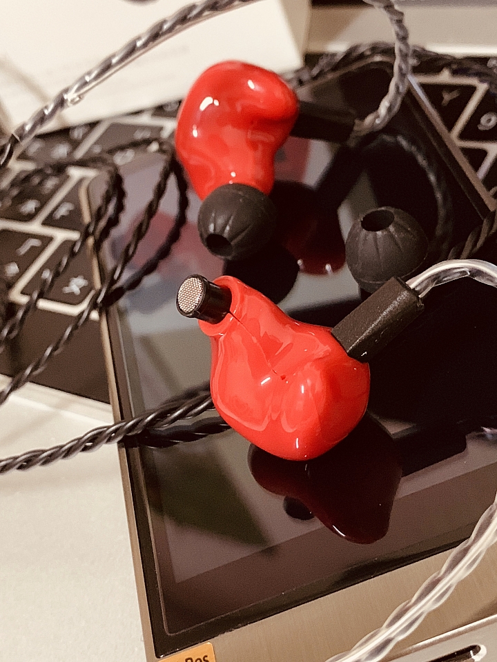 [開箱評測]KZ ZS4 圈鐵入耳式耳機～良好的動態低頻～500元超值價格～