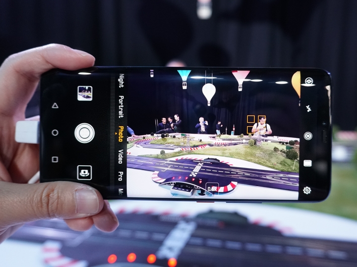 Huawei 華為 Mate 20-及Mate 20 Pro-切換焦段非常方便,只要點擊畫面上的倍數就可切換,0.6x就是超廣角,3x是光學變焦,以上就是數位變焦了。 Huawei 華為 Mate 20-及Mate 20 Pro-切換焦段非常方便,只要點擊畫面上的倍數就可切換,0.6x就是超廣角,3x是光學變焦,以上就是數位變焦了。