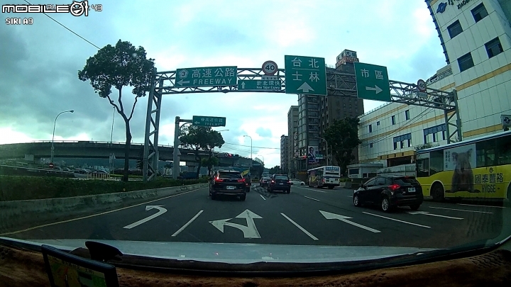 今日在直行與轉彎共用車道停等被後車狂叭!! 還下車罵三字經!!