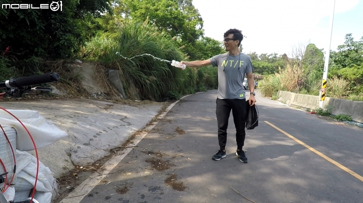 騎車被狗追怎麼辦？我丟雞腿、甩炮