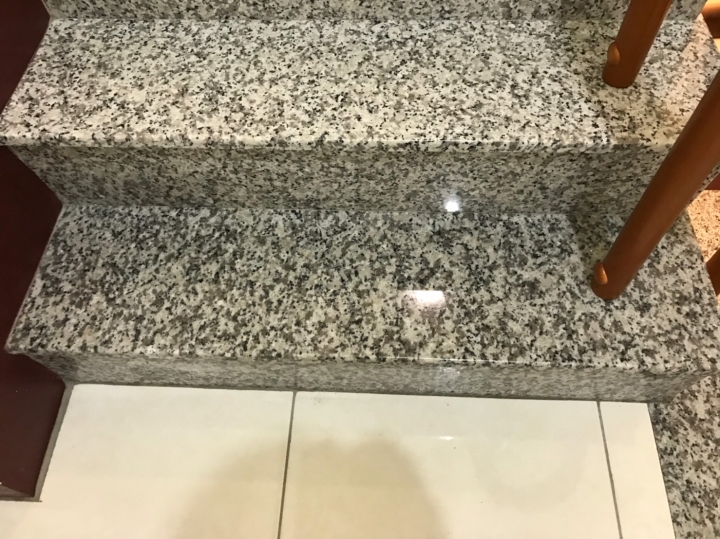 浴室滲水到樓梯底部?大理石都滲水變色了