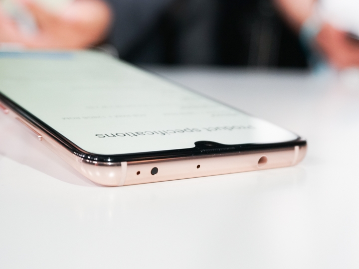 Huawei 華為 Mate 20-上方有3.5mm耳機孔,底下有雙喇叭之一 Huawei 華為 Mate 20-上方有3.5mm耳機孔,底下有雙喇叭之一