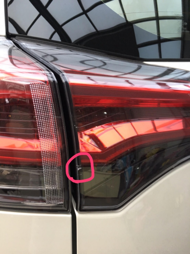 RAV4 尾燈裂痕