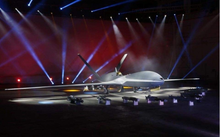 雲影無人機閃亮登場