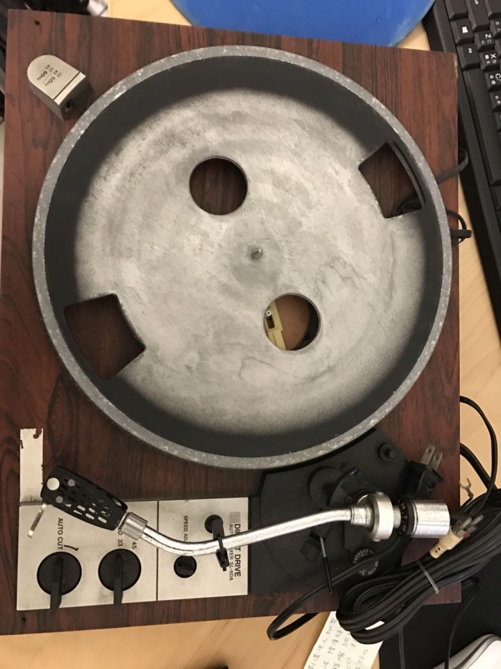 黑膠唱片機 接電不會轉 求救