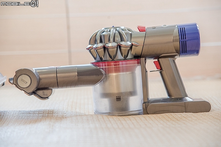 當黑貓遇上Dyson v10。搞定毛小孩的好幫手
