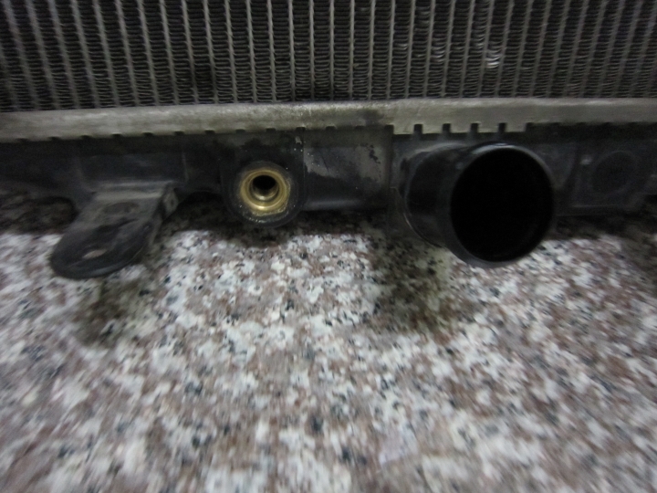civic8代換水箱其實很簡單,我換給你們看
