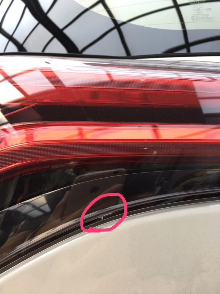 RAV4 尾燈裂痕