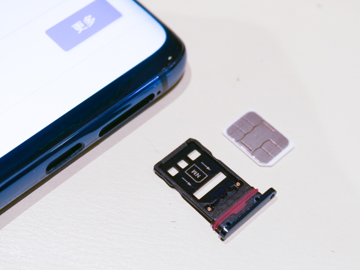 Huawei 華為 Mate 20-及Mate 20 Pro記憶卡都是nano SD卡,與SIM 2共用卡槽 Huawei 華為 Mate 20-及Mate 20 Pro記憶卡都是nano SD卡,與SIM 2共用卡槽