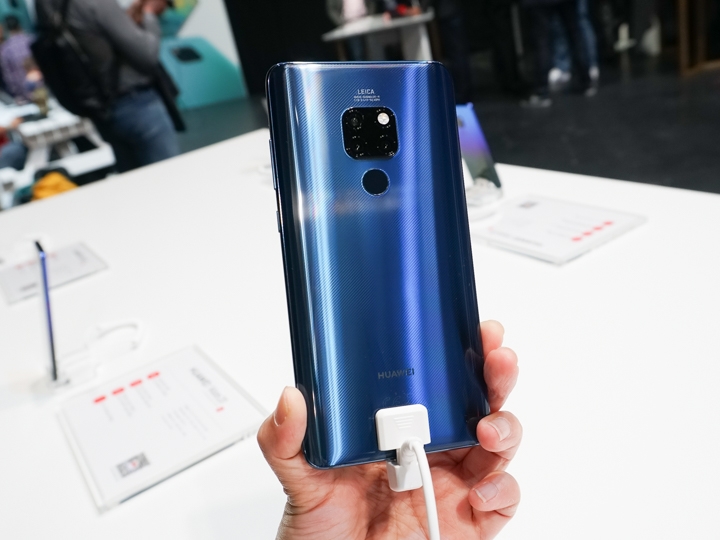 Huawei 華為 Mate 20-寶石藍跟翡冷翠綠底下都有光學結構紋,平常看有很像織布的紋路,在不同角度下就會反射出光線折射,算是玻璃材質裡少見的華麗感 Huawei 華為 Mate 20-寶石藍跟翡冷翠綠底下都有光學結構紋,平常看有很像織布的紋路,在不同角度下就會反射出光線折射,算是玻璃材質裡少見的華麗感