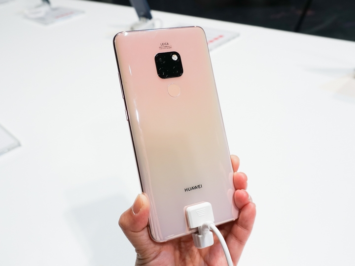Huawei 華為 Mate 20-背面玻璃材質,有排成方塊的三鏡頭+補光燈組,由於不是採用OLED螢幕,也就沒有做螢幕下指紋 Huawei 華為 Mate 20-背面玻璃材質,有排成方塊的三鏡頭+補光燈組,由於不是採用OLED螢幕,也就沒有做螢幕下指紋