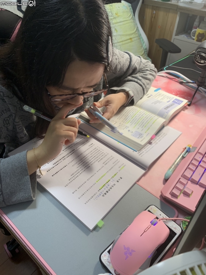 臻光彩小太陽護眼LED觸控檯燈（從來沒看書超過３０分鐘的小妹妹，看了１個小時）