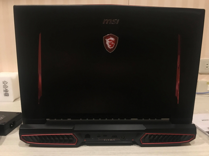 [宅開箱] 旗艦機(MSI GT75 Titan 8RG)，遊戲操到過癮