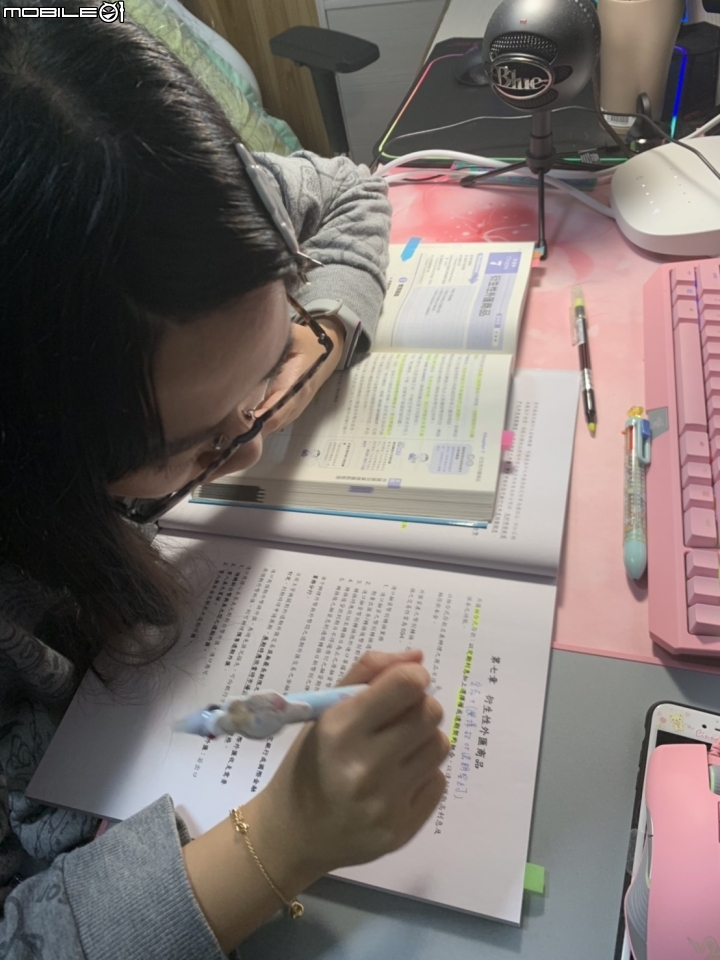 臻光彩小太陽護眼LED觸控檯燈（從來沒看書超過３０分鐘的小妹妹，看了１個小時）