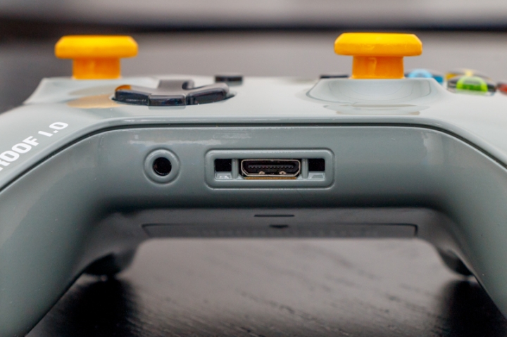 邊玩邊吃雞，手油也不驚！XBOX《絕地求生》防油無線控制器開箱