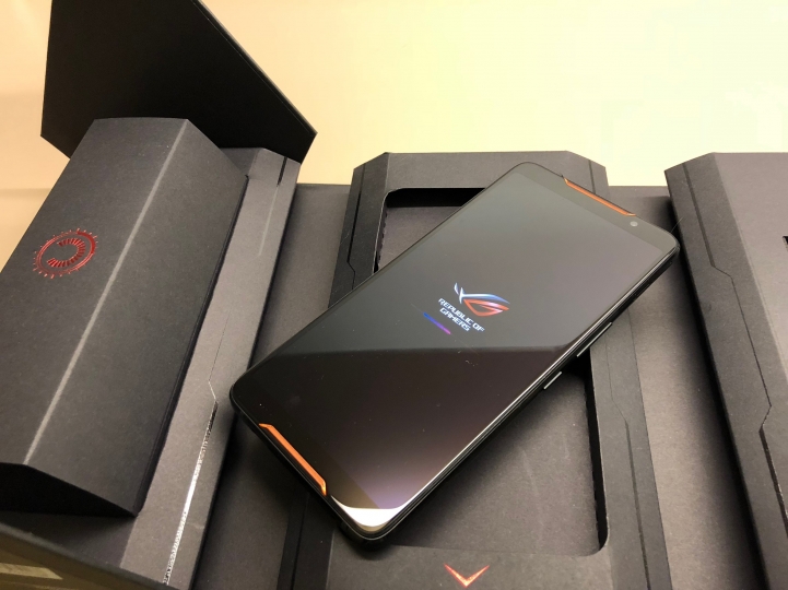 ROG PHONE 拿到手啦 簡單照片開箱