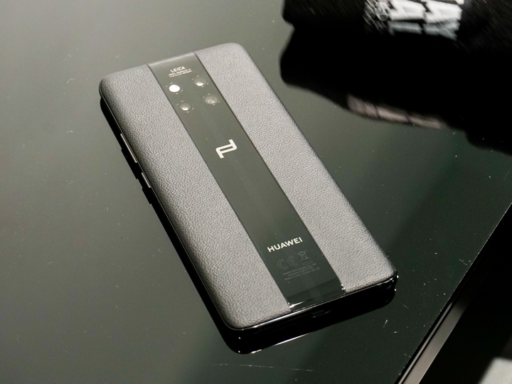 Huawei Mate 20 RS,用了手工處理皮革為主要材質,也結合玻璃(背面)及金屬(側框)於一身。 Huawei Mate 20 RS,用了手工處理皮革為主要材質,也結合玻璃(背面)及金屬(側框)於一身。