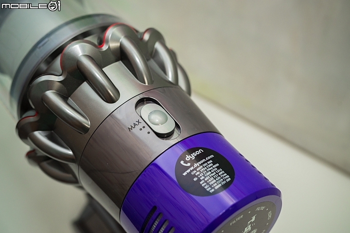 當黑貓遇上Dyson v10。搞定毛小孩的好幫手
