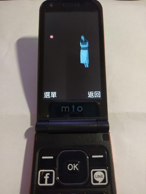 點我看大圖 MTO M18觸控摺疊小智慧老人機~超級簡陋開箱--10/17更新亞太卡