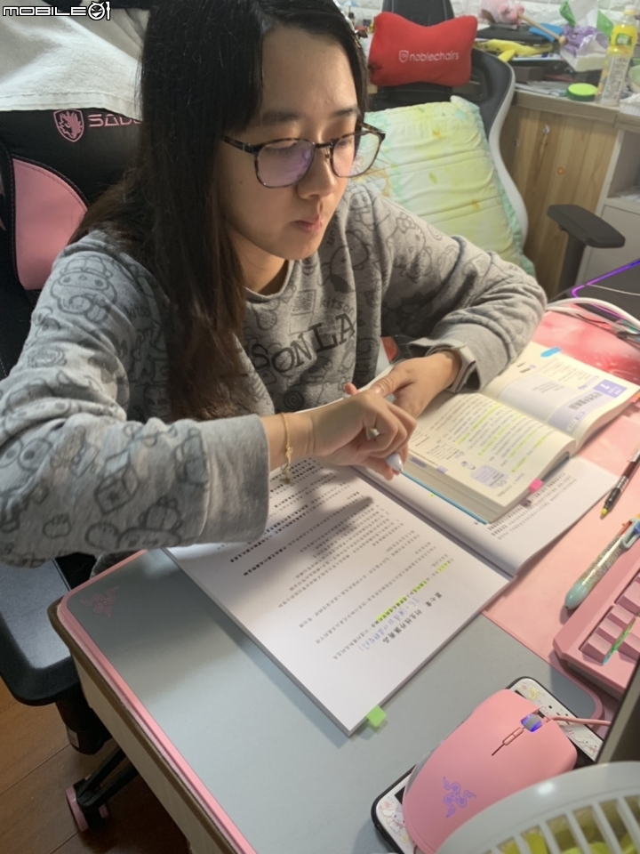 臻光彩小太陽護眼LED觸控檯燈（從來沒看書超過３０分鐘的小妹妹，看了１個小時）