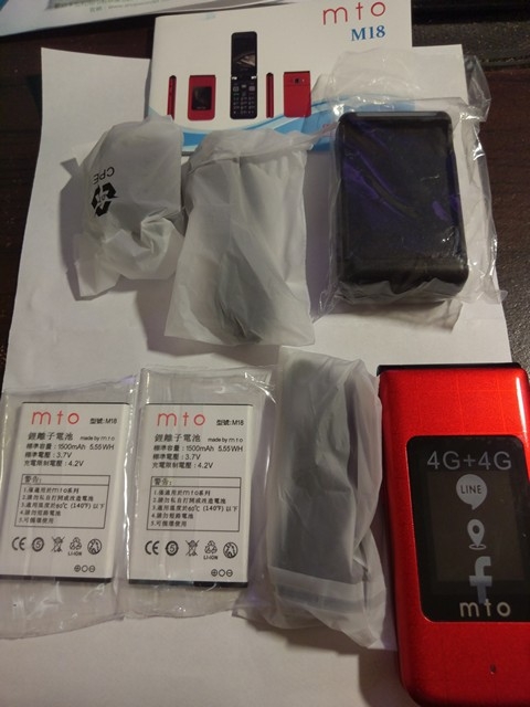 點我看大圖 MTO M18觸控摺疊小智慧老人機~超級簡陋開箱--10/17更新亞太卡