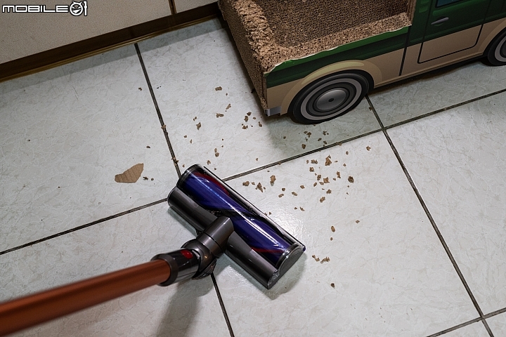 當黑貓遇上Dyson v10。搞定毛小孩的好幫手