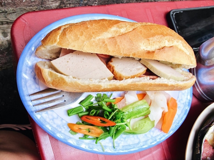 【Vietnam．好食】深入胡志明巷弄-來份道地的越南式早餐Banh Mi Hoa Ma