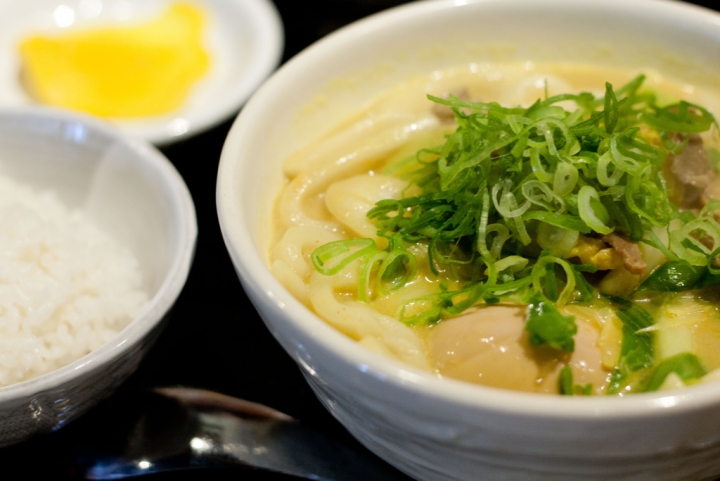【美食。食記】東京 還算可以的便宜咖哩烏龍麵 カレーうどん 千吉 馬喰町店 日本橋 人形町 推薦