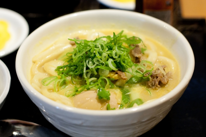 【美食。食記】東京 還算可以的便宜咖哩烏龍麵 カレーうどん 千吉 馬喰町店 日本橋 人形町 推薦