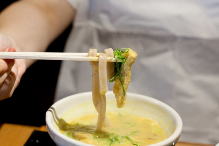 【美食。食記】東京 還算可以的便宜咖哩烏龍麵 カレーうどん 千吉 馬喰町店 日本橋 人形町 推薦