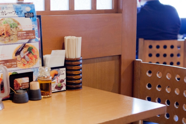 【美食。食記】東京 還算可以的便宜咖哩烏龍麵 カレーうどん 千吉 馬喰町店 日本橋 人形町 推薦