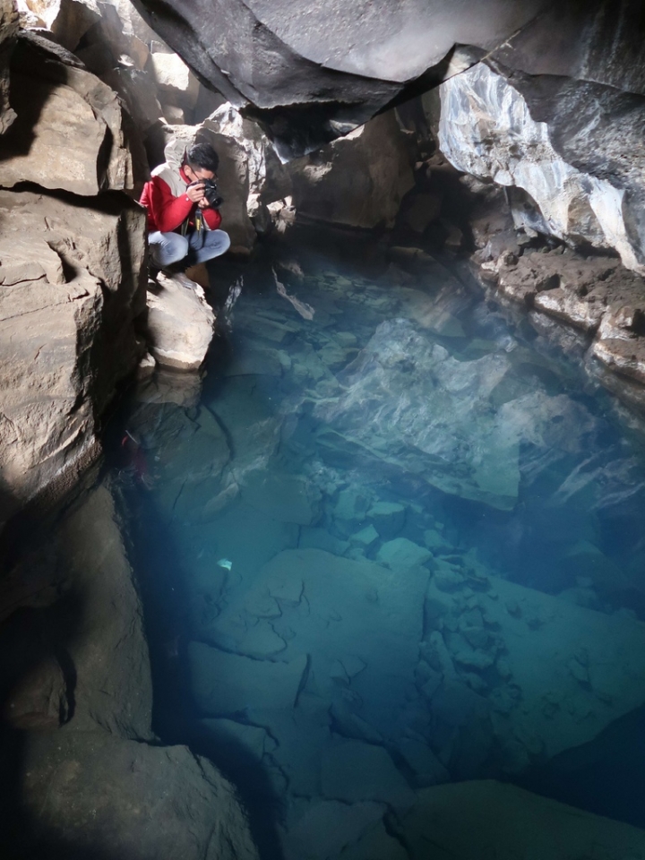 冰島環島的魔幻時刻：米湖一日遊、惠爾火山＋眾神瀑布＋Grjótagjá Cave＋Blue Lake