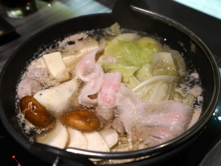 [食記] 竹北。火山岩燒肉 新開幕!。新鮮高檔食材、燒肉、鍋物雙重享受! 高CP值套餐! 親子家庭聚餐超推薦!