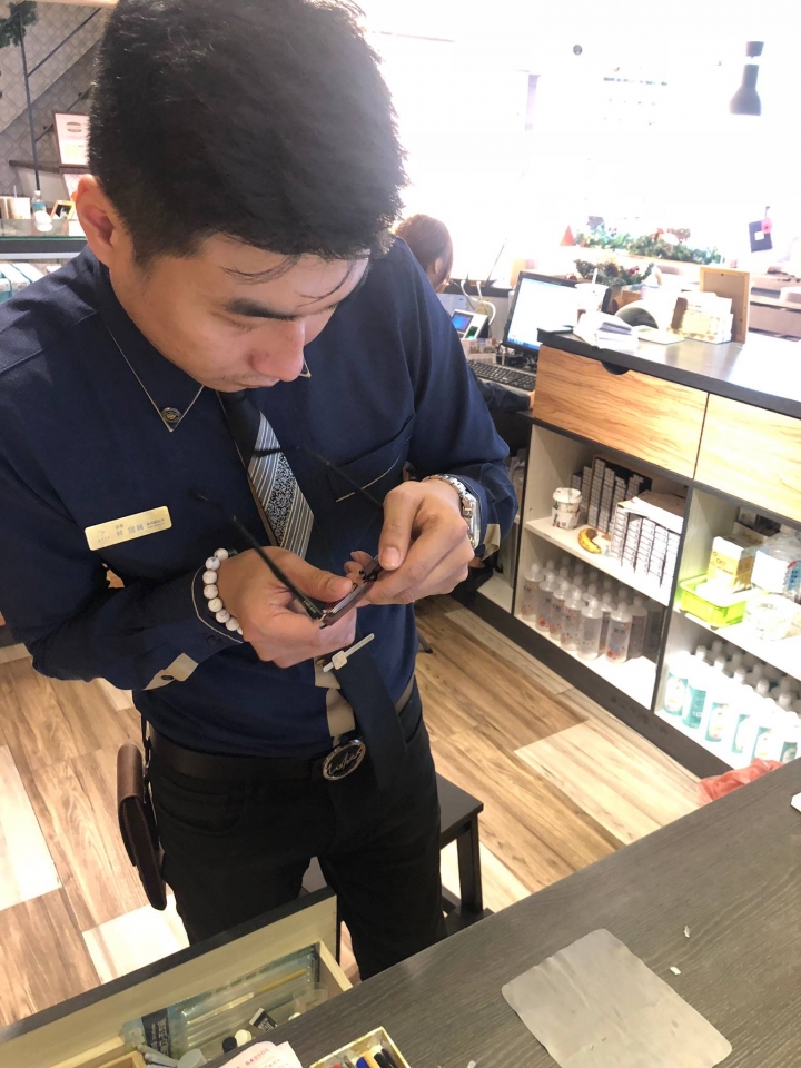LOHAS樂活眼鏡明誠店 - 眼鏡維修新發現。靠近左營瑞豐夜市的質感眼鏡行。同場加碼會員福利>>眼鏡免費深層保養