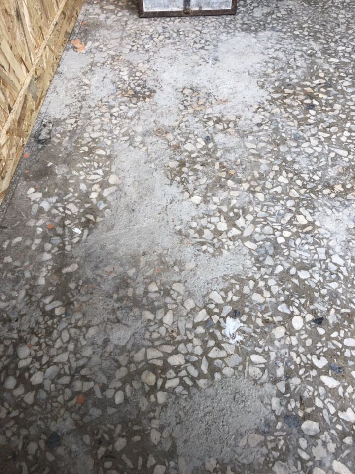 掉落在磨石子地面上的水泥要如何清除？