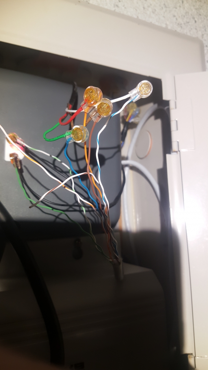 格來得鐵捲門改成手機可以遙控，以後沒帶鑰匙也不用怕了。