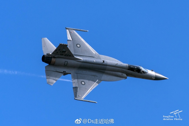 巴基斯坦的梟龍戰機又開始了飛行表演