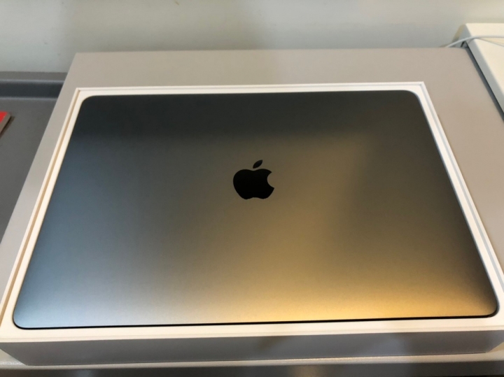 2018 MacBook Pro 13" w/ Touch Bar 開箱