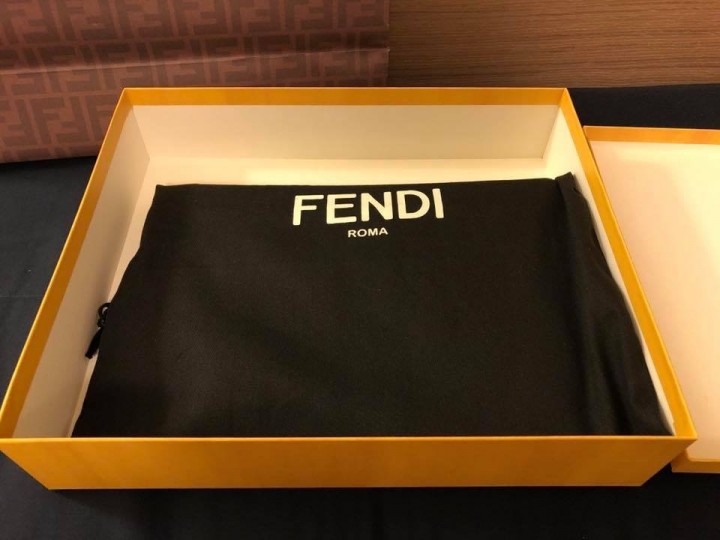 FENDI 怪獸手拿包 簡單開箱