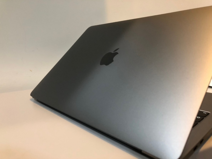2018 MacBook Pro 13" w/ Touch Bar 開箱