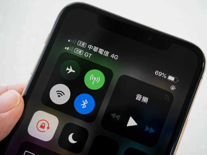 iPhone Xs、X雙卡雙待的eSIM開通步驟:eSIM加入行動方案之後就可以看到收訊的圖示不一樣了,拉下控制中心也有顯示。 iPhone Xs、X雙卡雙待的eSIM開通步驟:eSIM加入行動方案之後就可以看到收訊的圖示不一樣了,拉下控制中心也有顯示。