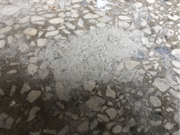 掉落在磨石子地面上的水泥要如何清除？